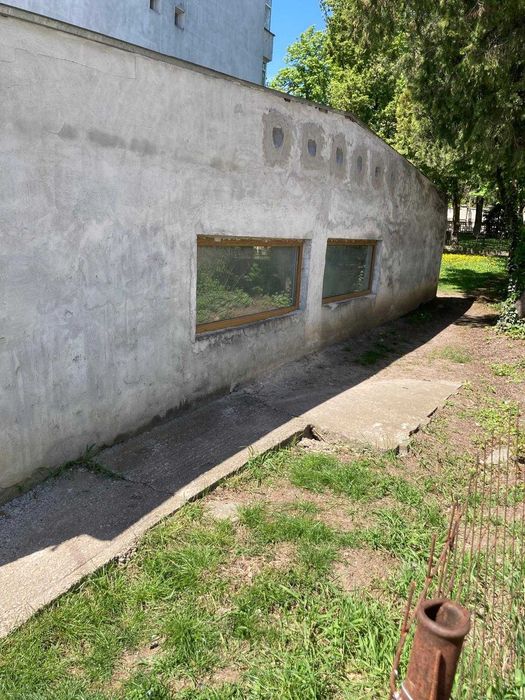vanzare imobil in Husi langa politie si laboratorul de analize medicale Biolog-Test, suprafata utila 200 mp si teren cu acces prin parc si prin spate