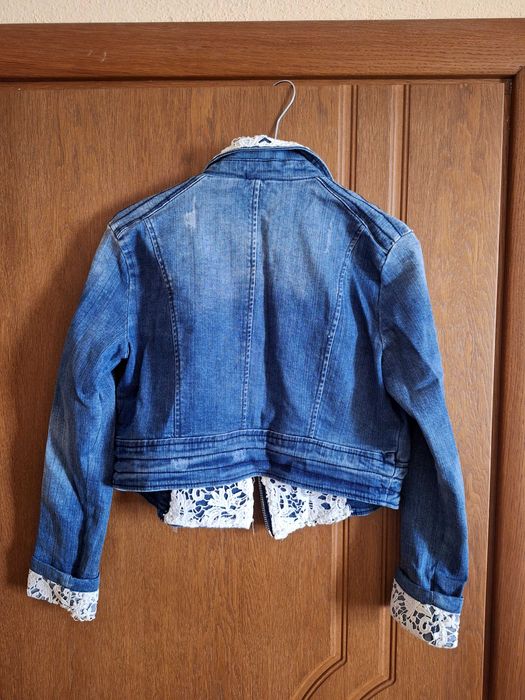 Късо дънково яке с дантела