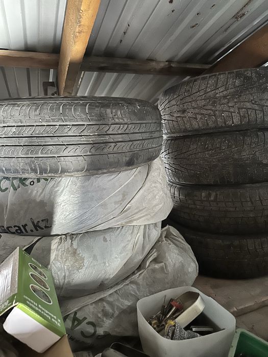 Продам б/у шины комплект