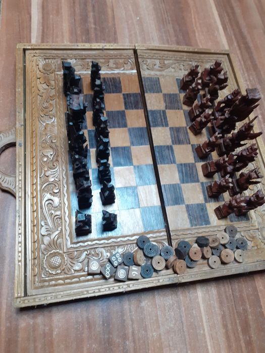 Шах  и табла  дърворезбован