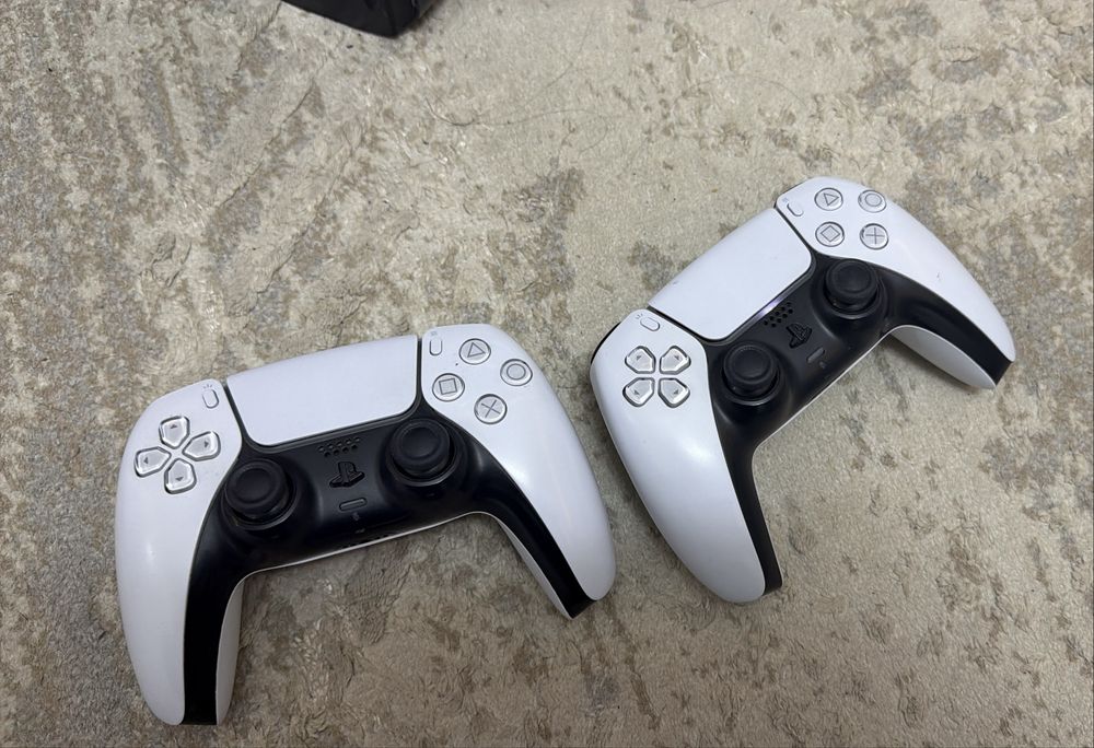 Playstation 5, 2 джойстика, 4 игры 825GB