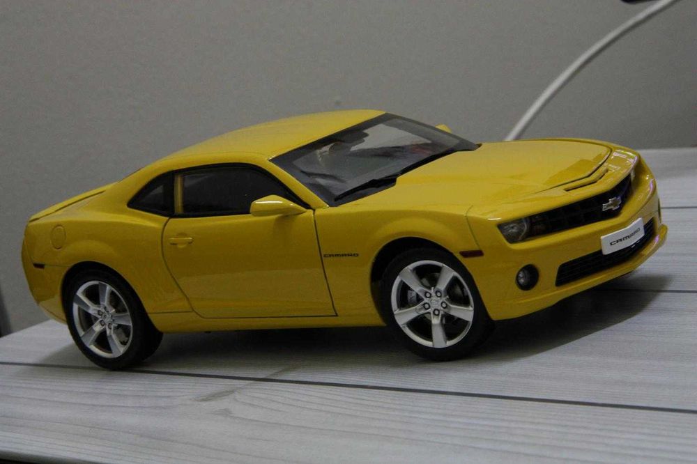 1:18 Chevrolet Camaro yellow.