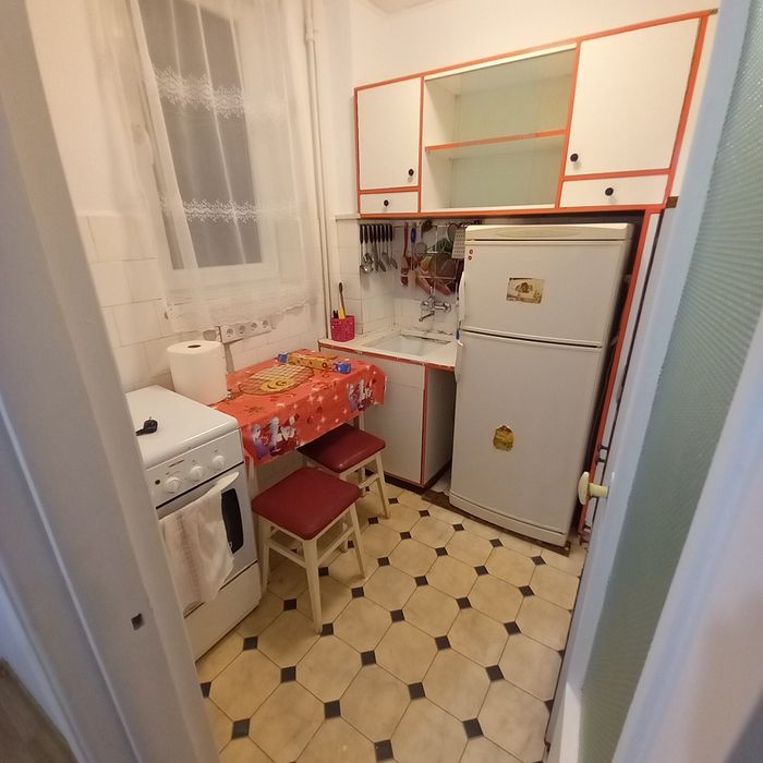 Inchiriez apartament cu 2 camere decomandat, situat in Oradea, pe Str. Iza, cartier Rogerius, la etajul 1, cu loc de parcare.
