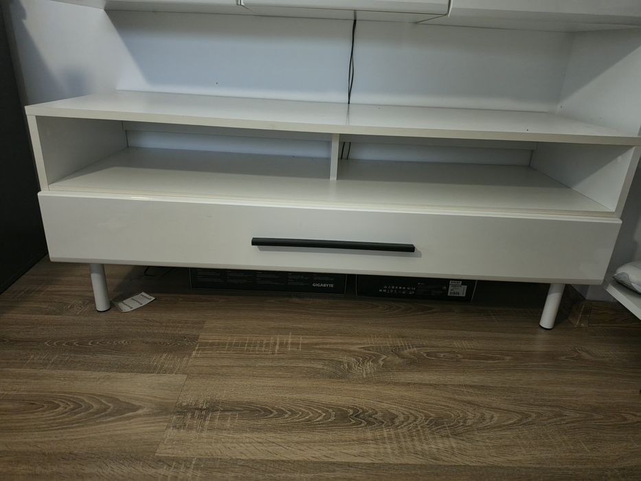 Mobila Living Moderna – 7 Corpuri Alb Lucios, Vitrine LED, Comoda TV Sufragerie