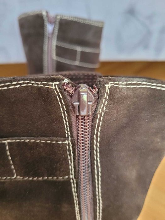 Cizme maro din piele intoarsa cu capse