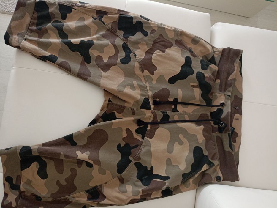 Vând pantaloni scurți model army,mărimea M,in stare buna, produs de ca