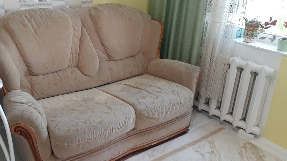 Продам мини диван. В хорошем состоянии.  Раскладывается очень просто.