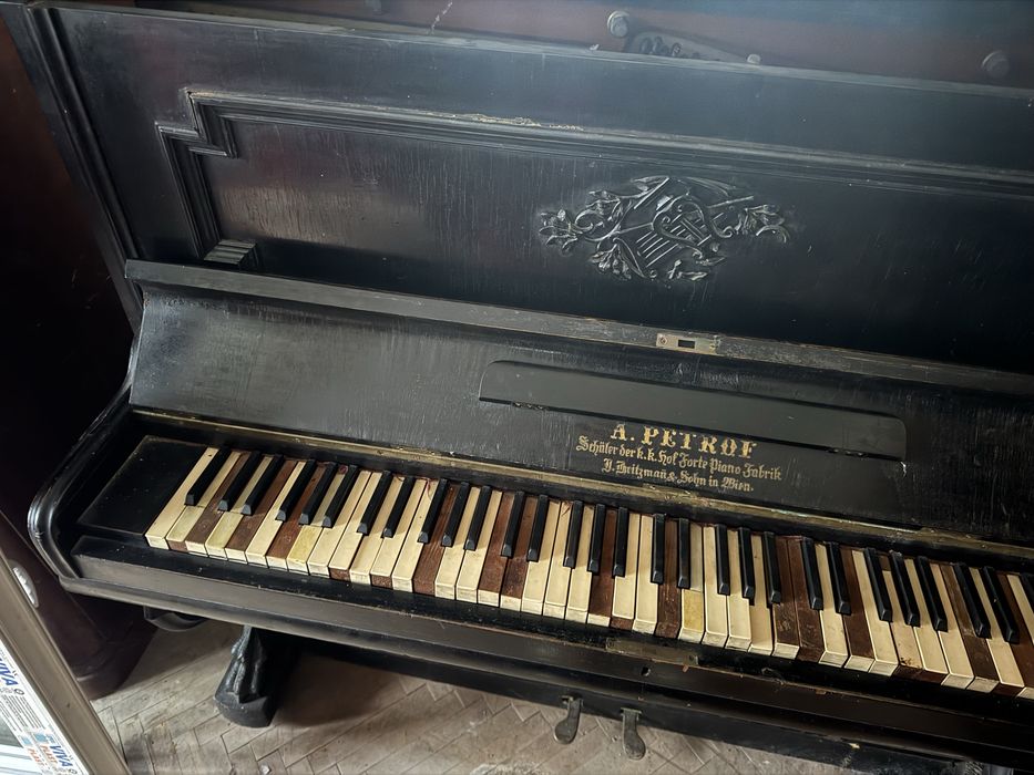 Pianină veche A. Petrof vieneză – cadru bronz – model de colecție