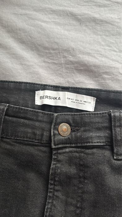 Blugi negri Bershka