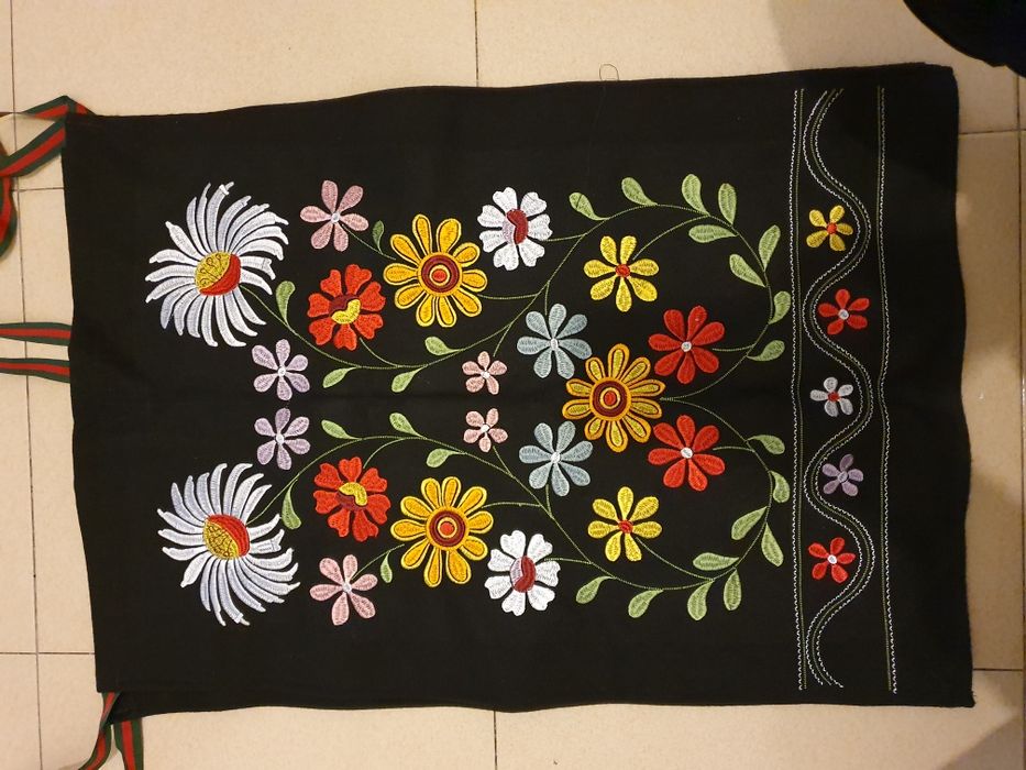 Бродирана народна престилка.