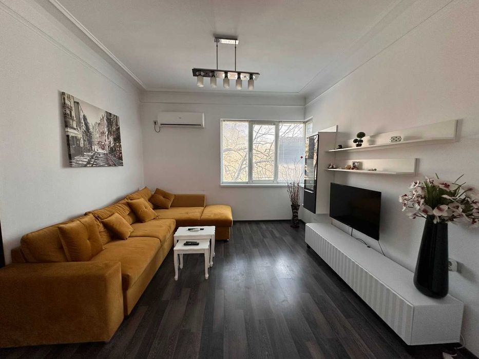 Тристаен апартамент - до хотел Черно море , пл. Севастопол