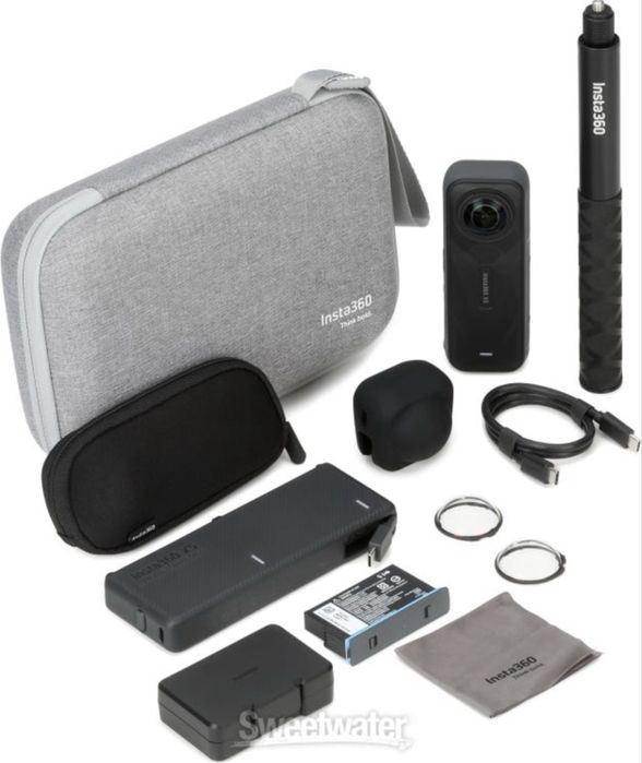 Insta 360 x5 action camera.Essentials bundle. Combo