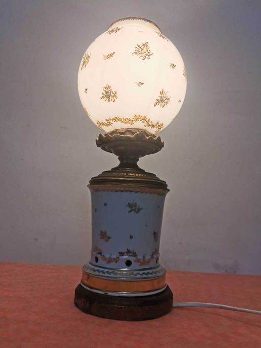 Veioza portelan cu ornamente din bronz