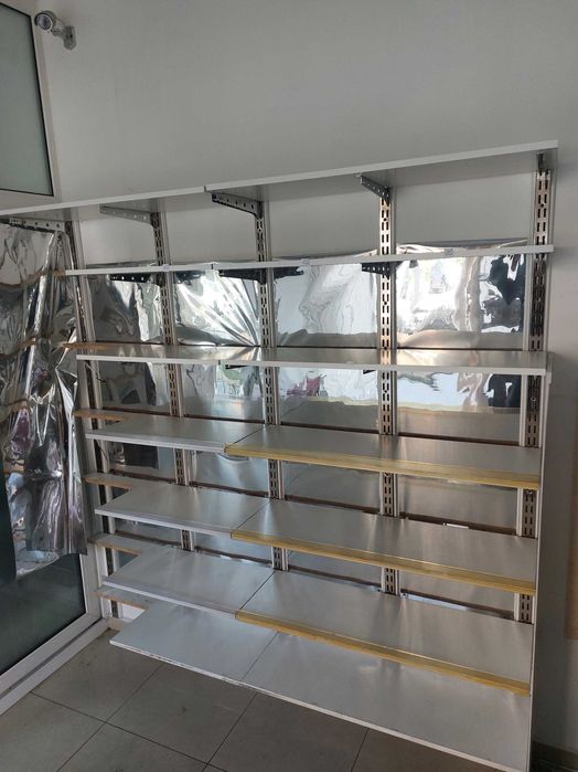 Продавам търговско оборудване/стелажи