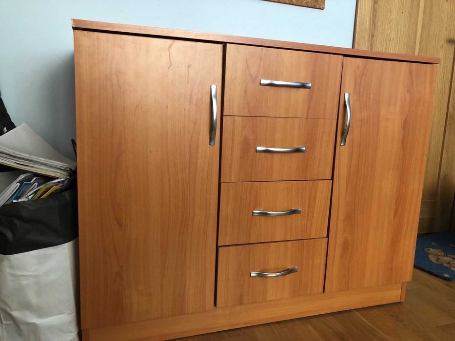 Удобно бюро и скрин