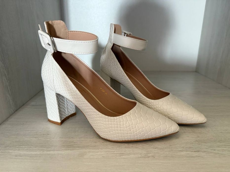 Туфли белые коженные