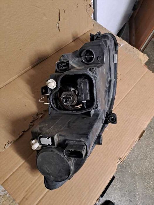 Far stanga Seat Leon Altea an 2005-2009 o ureche partial rupta