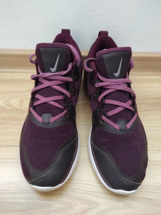 Adidas dama Nike air max    38.5