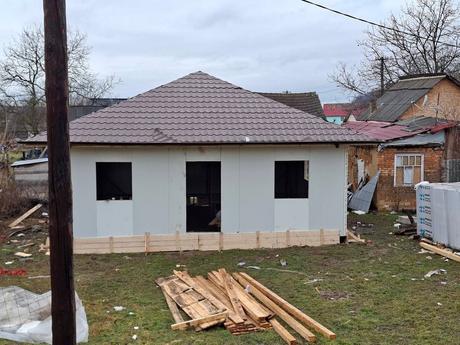 Vand case pe structura metalica din panouri sandwich