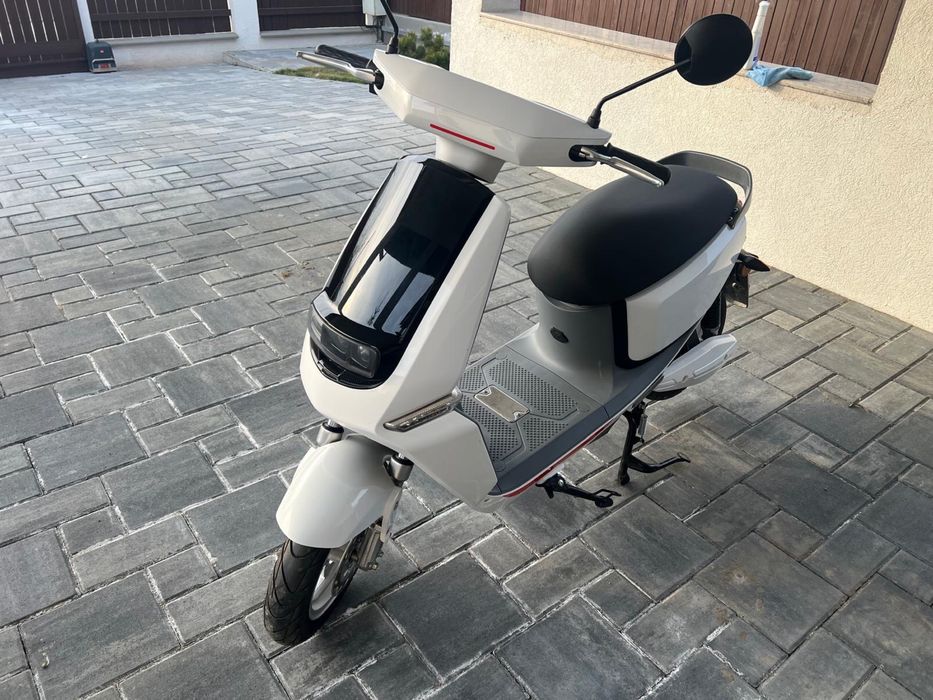 Scuter electric Yadea impecabil