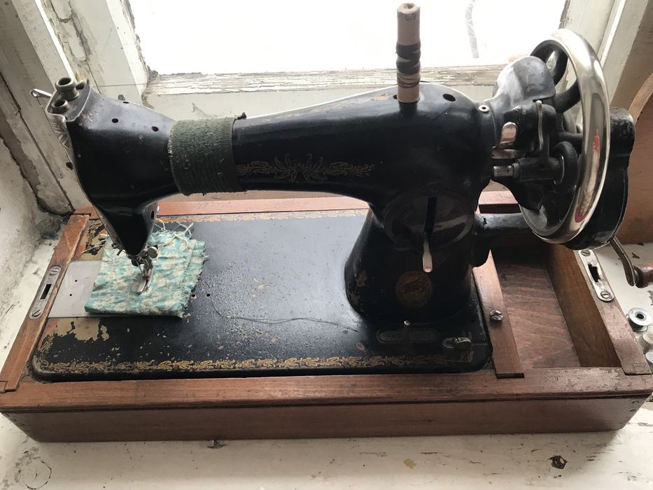 Ручная швейная машинка советская