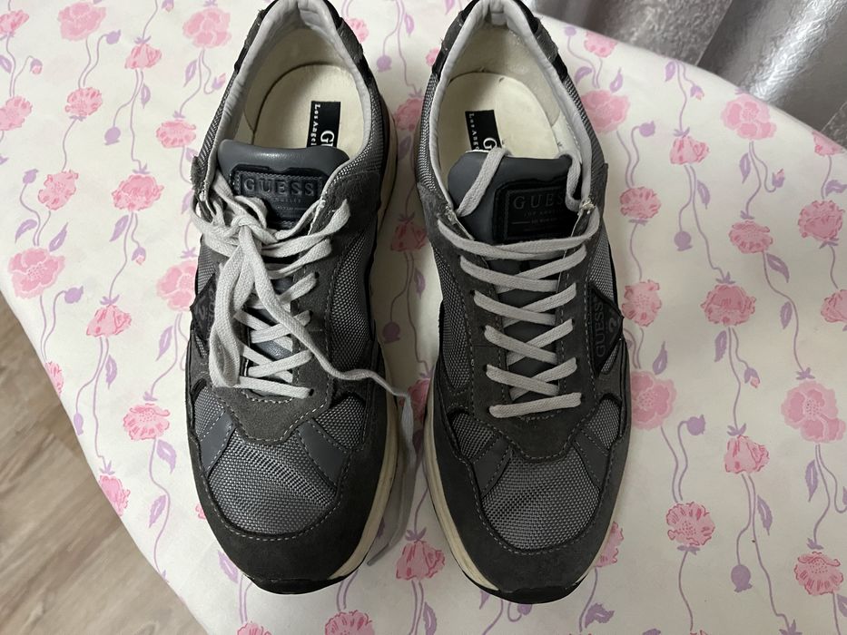 Продаются фирменные осенние кроссовки GUESS