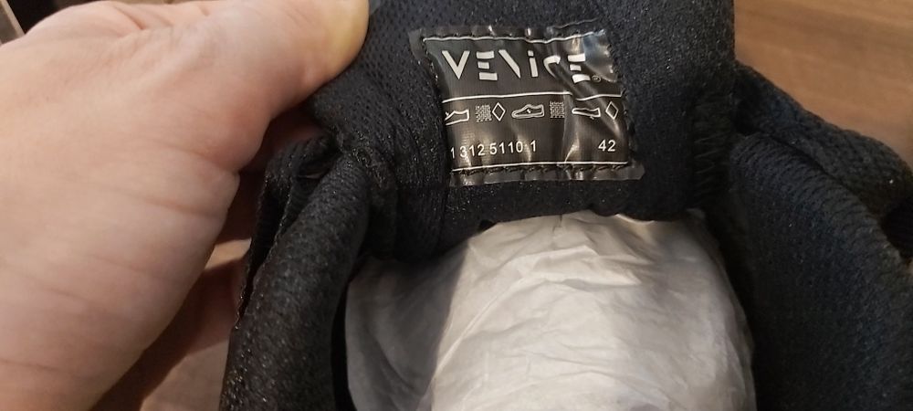 Adidasi NOI, marca Venice