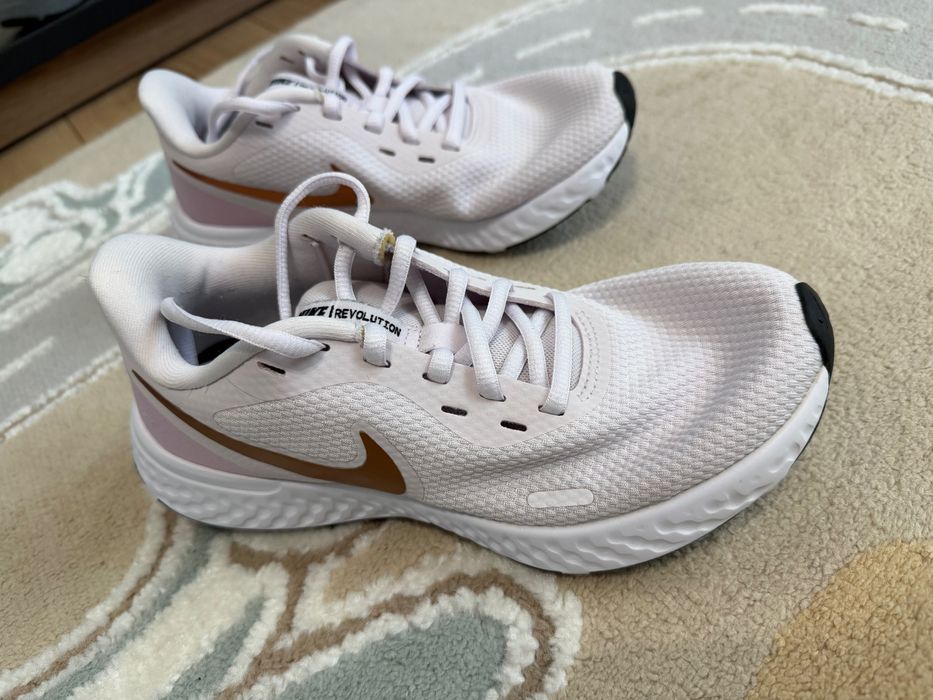 Дамски маратонки Nike Revolution 5
