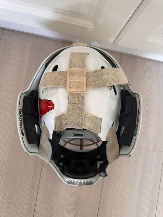 Вратарский хоккейный шлем