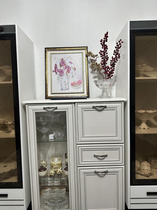 шкаф витрина белая