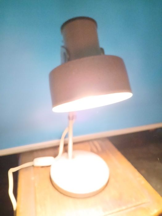 Стара индустриална настолна лампа.