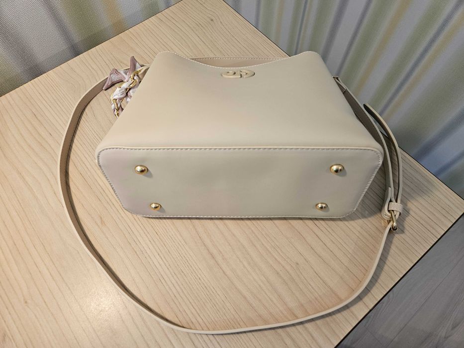 Нова дамска кожена чанта PUAFELI LY94 beige бежово кремаво еко кожа златна раница две дръжки презрамки луксозен модел