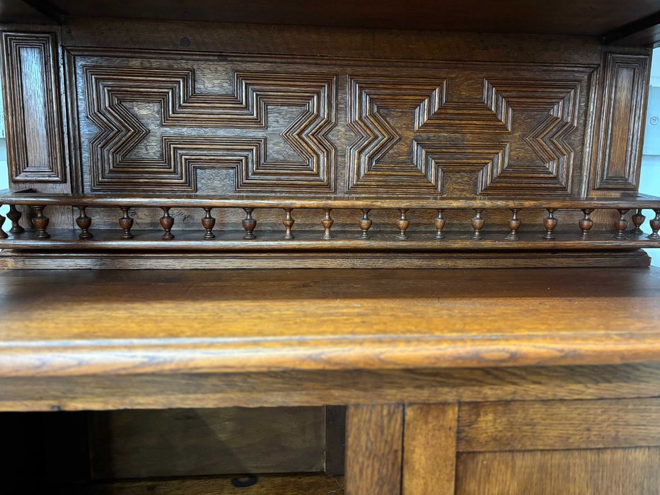 Резбован шкаф от дъб с витраж 1900г.