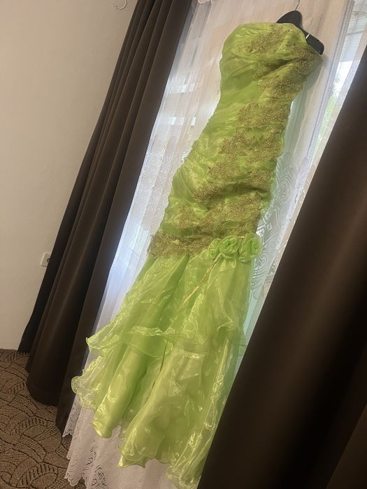 Официална рокля по тялото