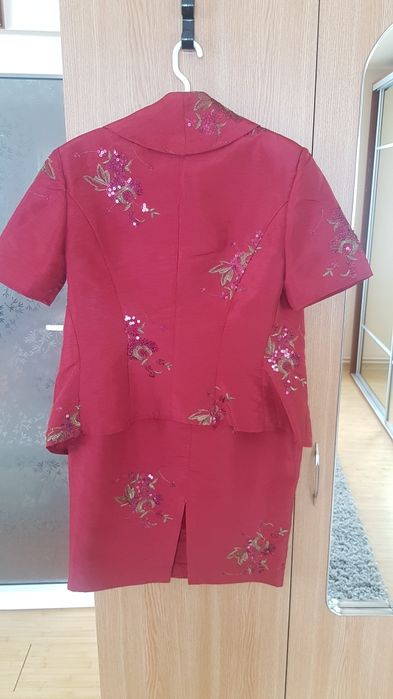 Costumaș visiniu de ocazie