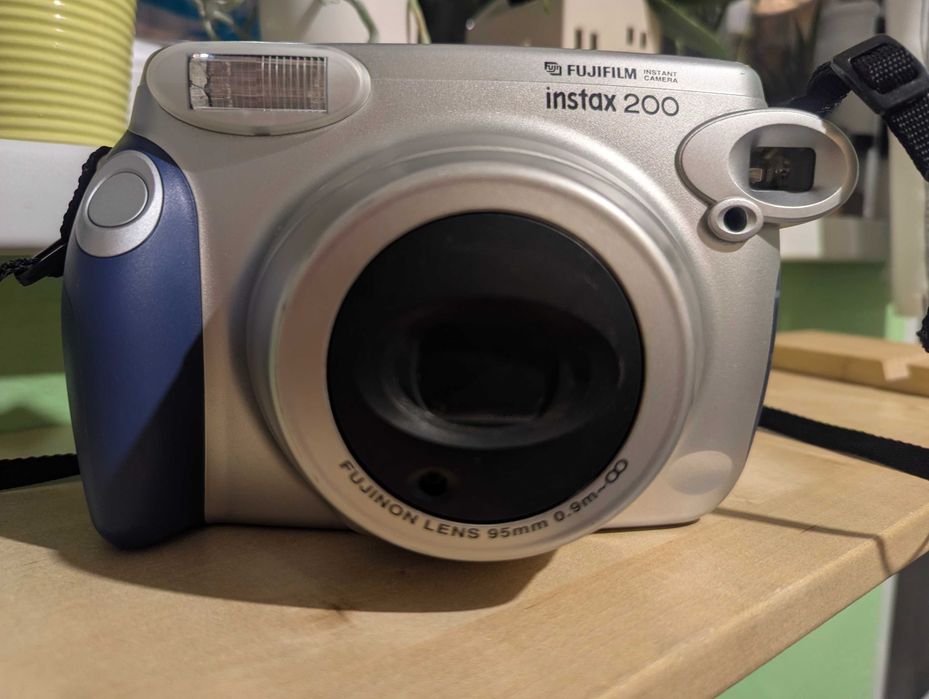 Апарат за моментни (полароидни) снимки instax 200