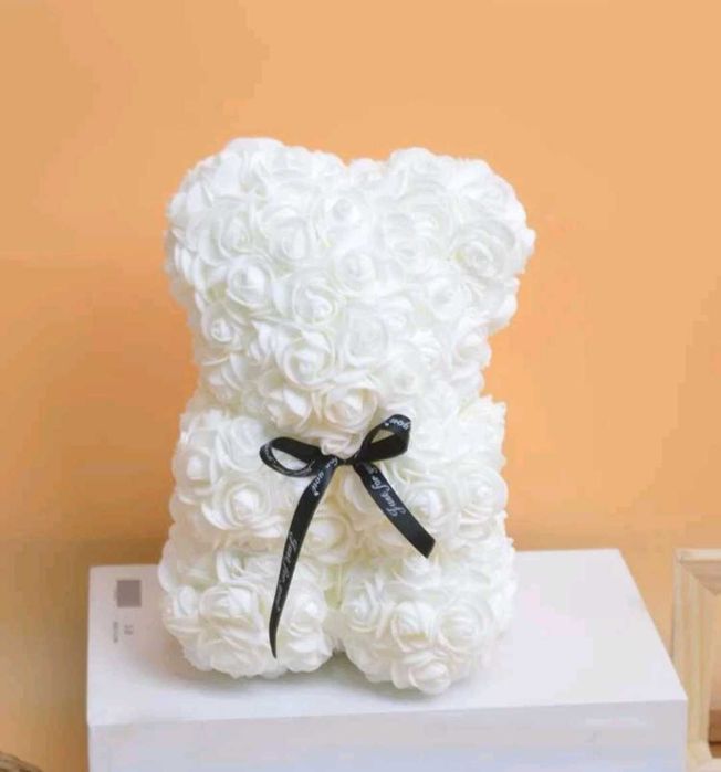 Мече от декоративни рози- за Свети Валентин