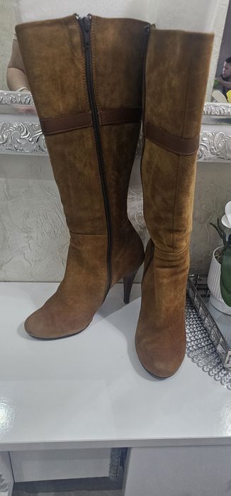 Замшевые коричневые сапоги 35