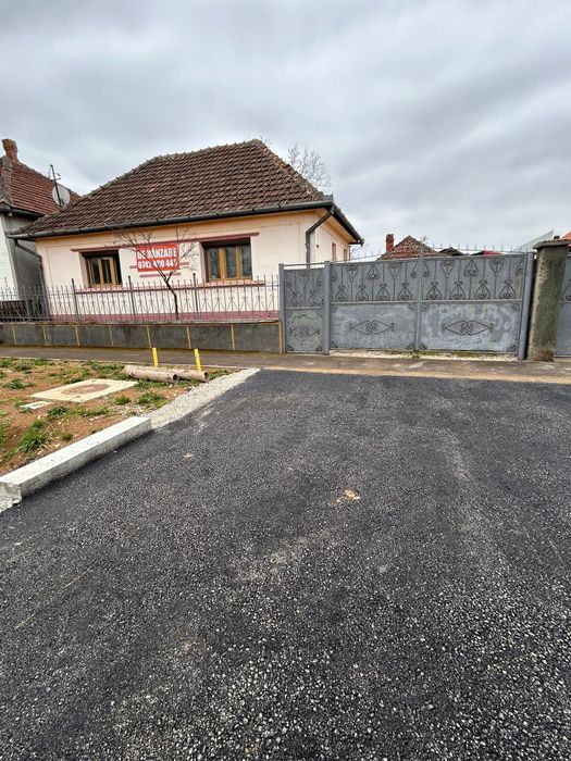 Vând casă  cu 4 camere