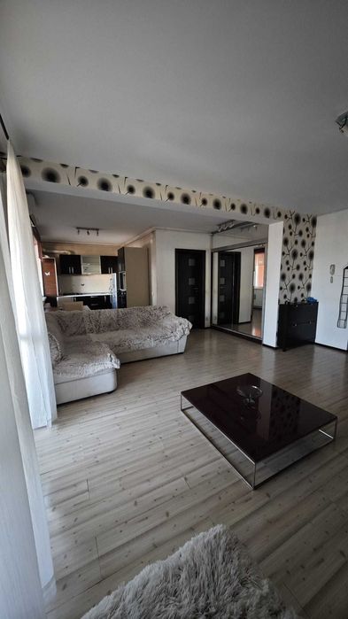 Proprietar, ofer spre inchiriere apartament cu 2 camere, plus terasa tip rooftop