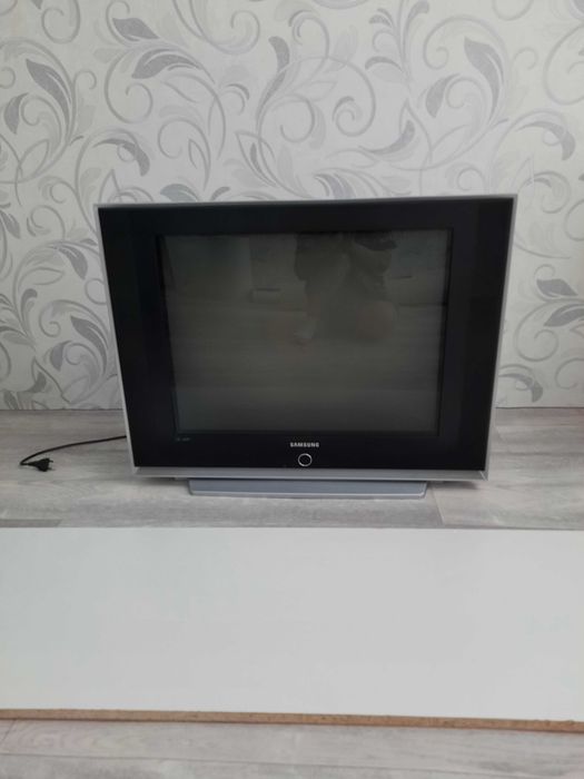 Телевизор б/у в отличном состоянии