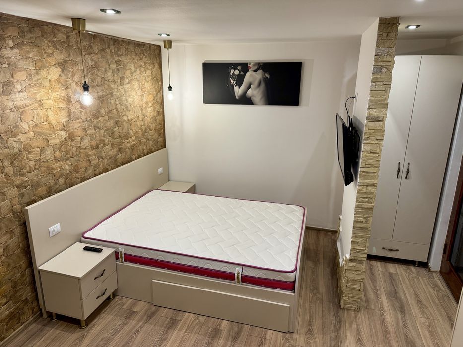 Garsonieră renovată, etaj 1, Bistrița Lac – parcare în fața blocului
