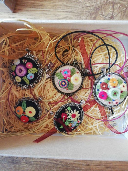 Колиета с бродерия. Два броя на цената на едно