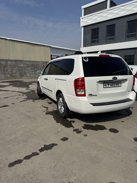 Kia carnival uzini 2008 zavod propan mator 2.7