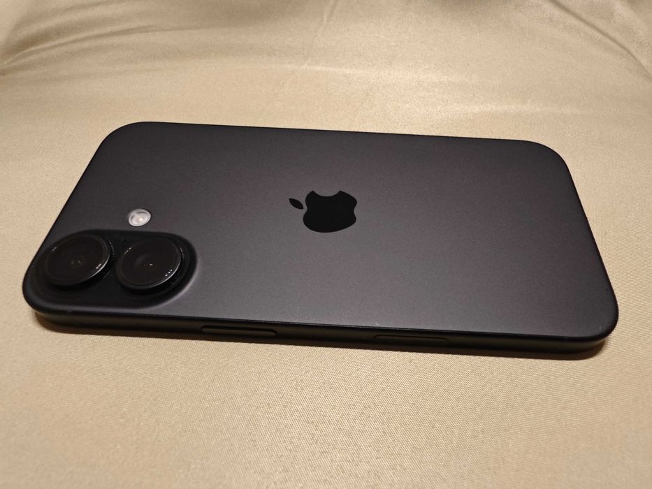 iPhone 16 128gb 98% капацитет на батерията.