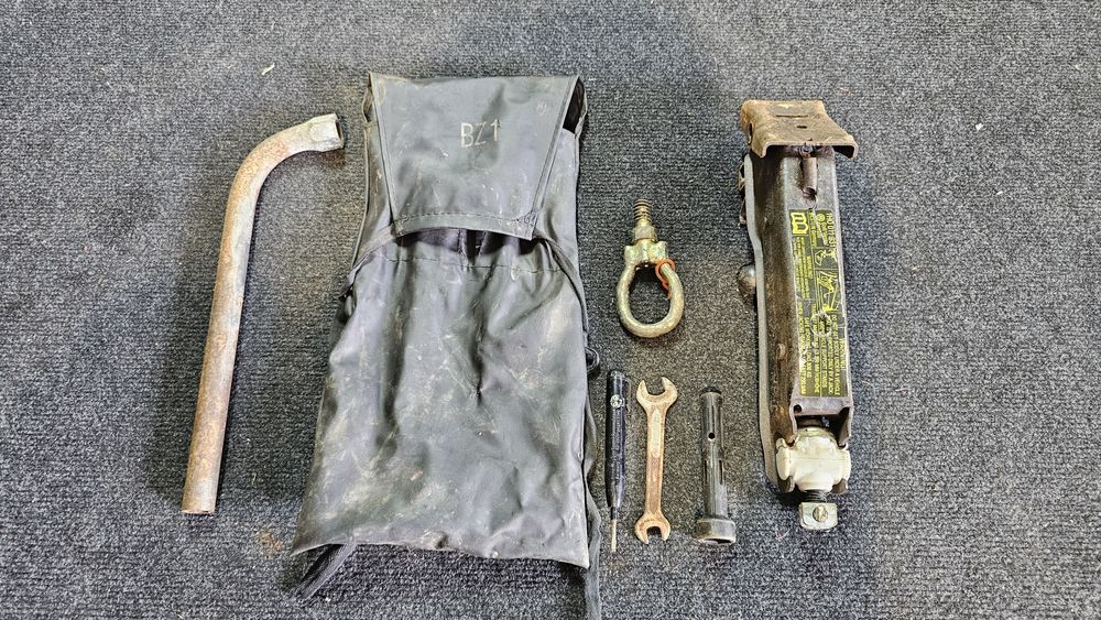 Trusa cric + cheie originala Volkswagen Golf 3 / Vento  / Passat B4

S