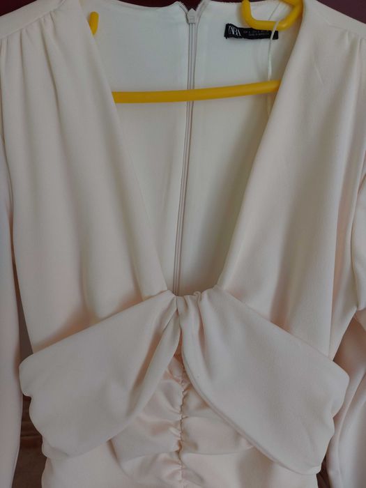 Rochie de seara ideala pentru o ocazie speciala. Cambrata pe corp, cu un design special