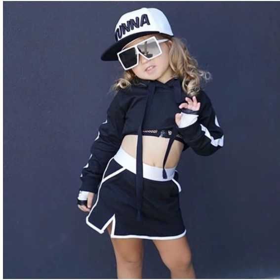 Compleu fusta si top cu glugă