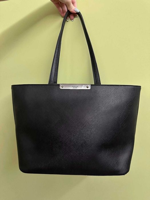 Дамска черна кожена чанта Guess