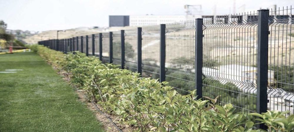 Ограда. Метални оградни пана и колове. Мрежа с декорация. ТОП качество